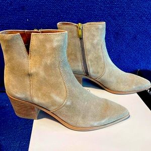 NIB Franco Sarto Women’s ankle booties in “birch wood” suede size 7